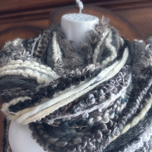 Scarf Multi Colored Grey's and Whites Yarn Scarf - Picture 5 of 9